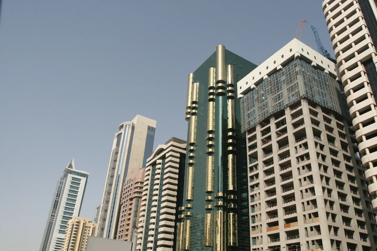أبراج تجارية تصطف على طريق رئيسي وواجهاتها تطل على حركة السير